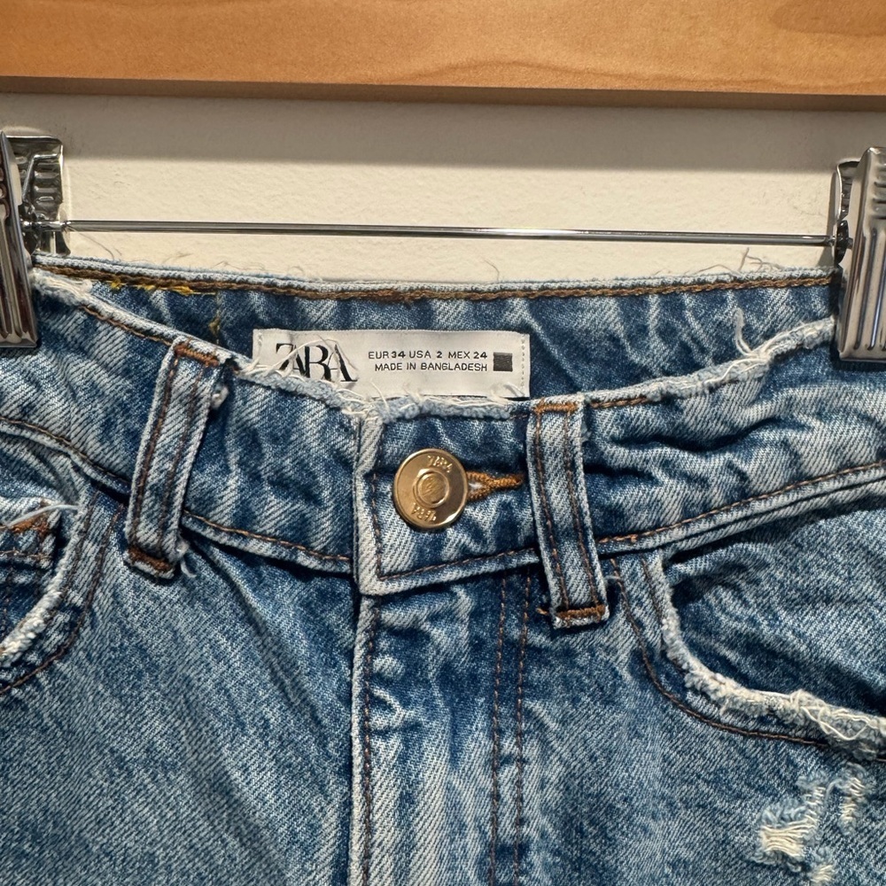 Zara High-Waist Distressed Denim Shorts 2 - Picture 2 of 4